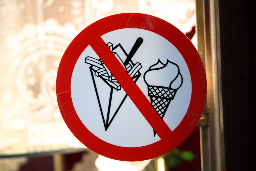 A sign in Brussels shows a prohibition on ice cream and fries in a restaurant setting.